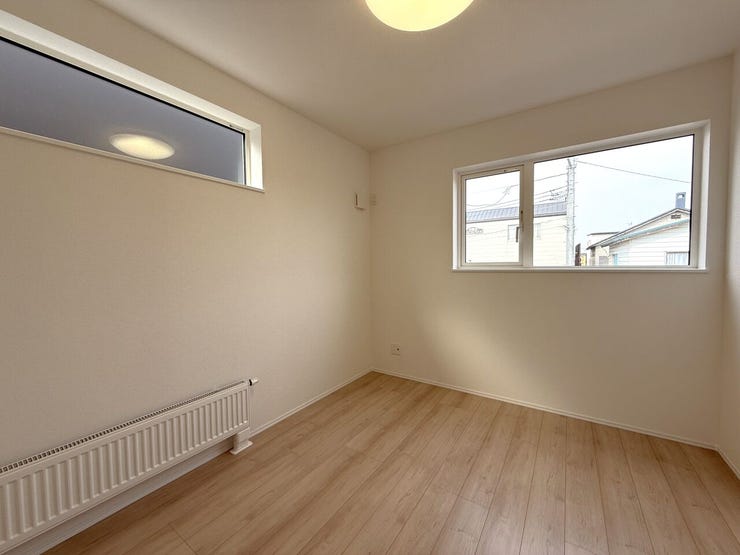 ■洋室(約5.2帖)■
上部に窓を設けた洋室は、やわらかな光が広がる空間。同サイズの洋室が揃っているため、使い方の幅も広がり、ライフスタイルに合わせて柔軟に活用できます。