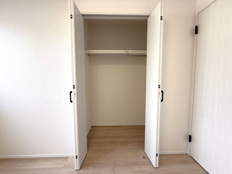■クローゼット■
省スペースながら収納力を確保したクローゼット。必要なものをすっきり収めやすく、日々の出し入れもスムーズ。お部屋を整った印象に保てます。
