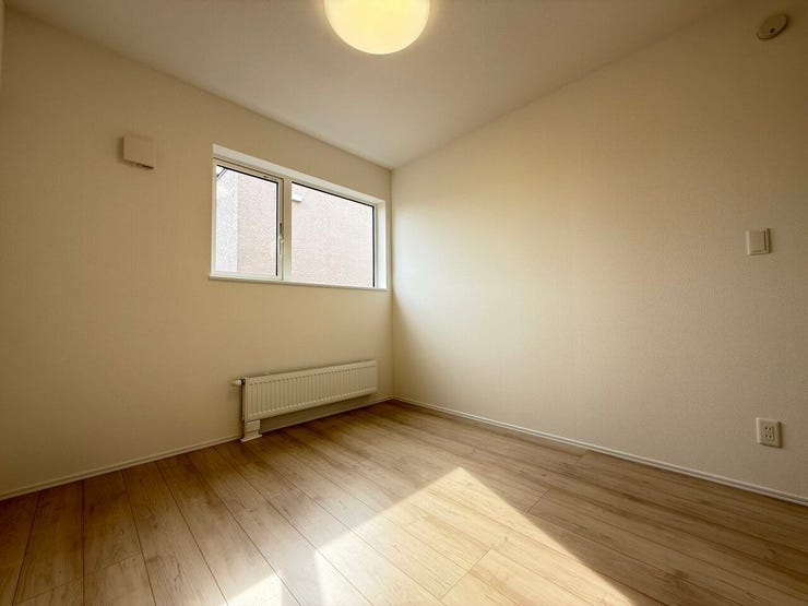 ■洋室(約5.2帖)■
同サイズの洋室は、シンプルで整えやすい空間。子供部屋として使い分けもしやすく、家族それぞれの時間を大切にできる間取りです。複数室あることで生活動線にもゆとりが生まれます。