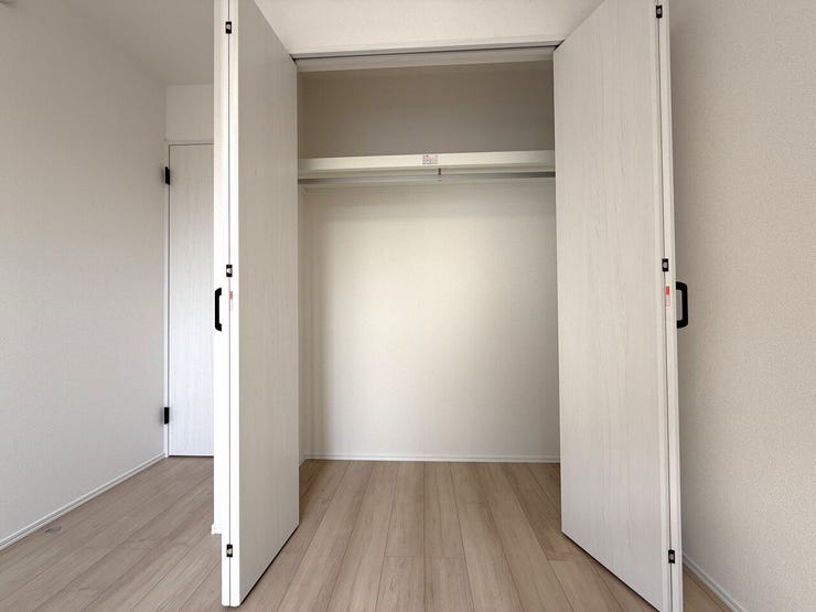 ■クローゼット■
日常使いにちょうどよいサイズのクローゼット。衣類や小物を無理なく収められ、使い勝手も良好です。必要なものをすっきり整理でき、お部屋を整った印象に保ちやすい収納です。