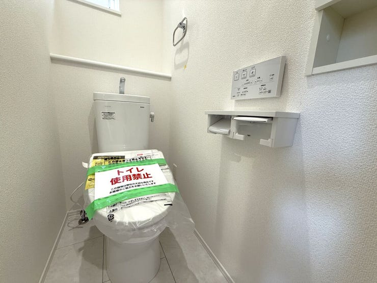 ■温水洗浄便座付きトイレ■
2階に設けられたトイレは、窓付きで換気もしやすく明るい空間。棚も備わっており、備品の収納にも便利です。各階にトイレがあることで、朝の混雑時もスムーズに使えます。