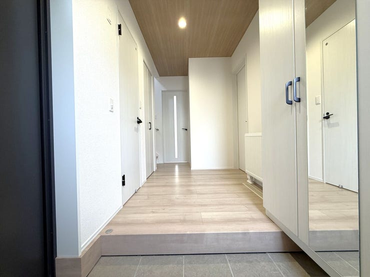 ■玄関■
シューズインクロークを備えた広々とした玄関。明るさのある空間で、帰宅時も気持ちよく迎えてくれます。靴や外出用品もすっきり収まり、整った印象を保てます。