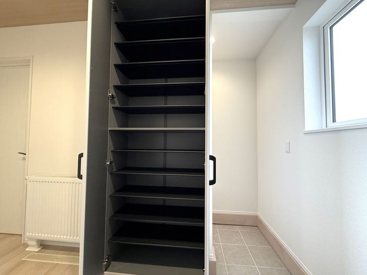 ■シューズボックス■
高さのあるシューズボックスは収納力も十分。靴をすっきり整理でき、玄関まわりを整った印象に保てます。鏡も備わっており、お出かけ前の身だしなみチェックにも便利です。