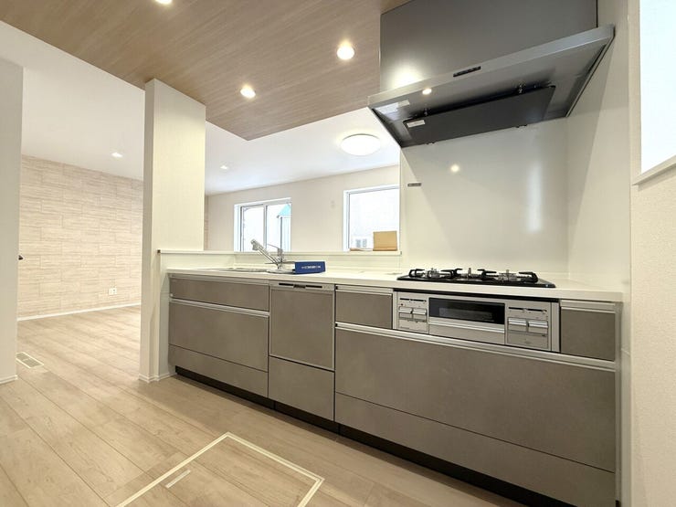 ■対面式キッチン■
ダイニングからリビングまで見渡せる対面式キッチン。家族の様子を感じながら調理ができ、会話も自然と弾みます。空間に一体感があり、日々の時間を心地よくつなぎます。