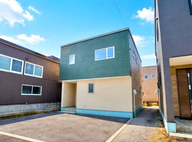 【外観】
建売だからこそ、“基礎から本気”で作られた住まいです。明るく伸びやかな約16帖のLDKがご家族を迎える住まい。家事動線や収納に配慮した使いやすい間取りで毎日の暮らし快適に♪
※写真にCG加工含みます