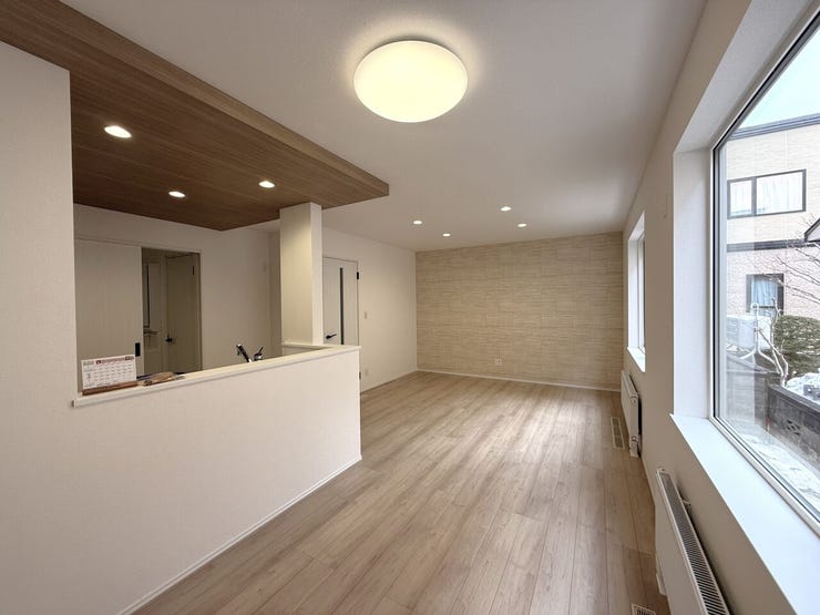 ■ダイニング(LDK約16.0帖)■
やわらかな光に包まれるダイニングスペース。食卓を囲む時間が自然と心地よくなる空間で、家族との会話も弾みます。ゆとりある広さで日々の食事時間を穏やかに演出します。