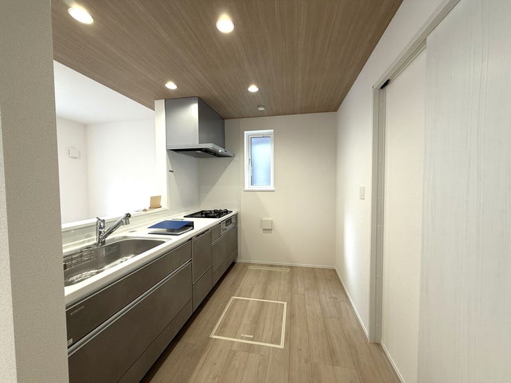 ■キッチン■
窓を備えたキッチンは、手元に自然光が入りやすく明るい空間。換気もしやすく、調理中も快適に過ごせます。日々の家事が気持ちよく進む、心地よさのあるキッチンです。