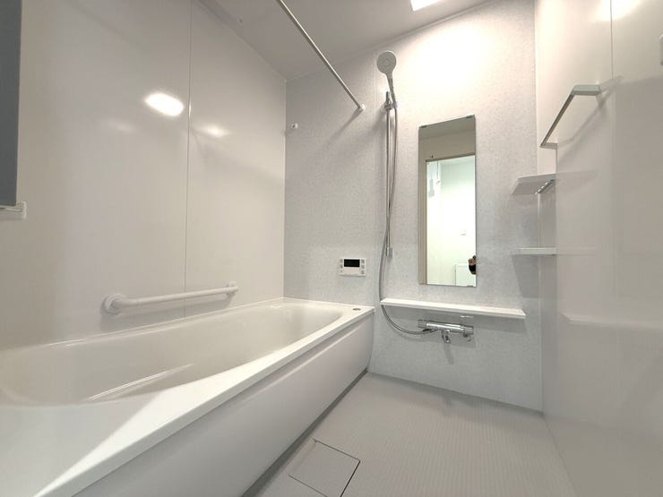 ■浴室■
白を基調とした清潔感のある浴室。シャンプーラックや手すりを備え、使い勝手にも配慮されています。毎日のバスタイムを快適に過ごせる、落ち着きのある空間です。