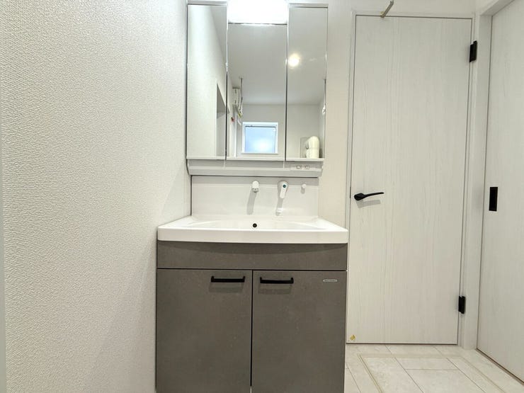 ■洗面所■
三面鏡付きの洗面台は、身支度やメイクがしやすく、鏡裏の収納で小物もすっきり整理可能。朝の忙しい時間でもスムーズに使え、清潔感あふれる空間が日々の暮らしを快適にサポートします。