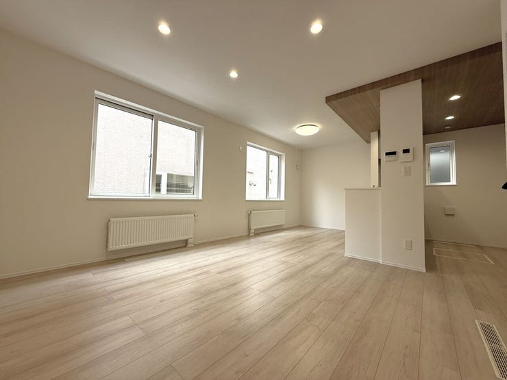 ■LDK(約16.0帖)■
南西向きの窓からやわらかな陽光が差し込むLDK。約16帖のゆとりある空間で、食事やくつろぎの時間も心地よく、日常にやさしいぬくもりを感じられる住まいです。