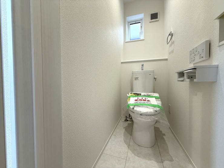 ■温水洗浄便座付きトイレ■
窓から自然光が差し込む明るい空間に、温水洗浄便座を完備。収納も備わっているので、トイレットペーパーや掃除用品もすっきり整理でき、毎日の使いやすさをサポートします。