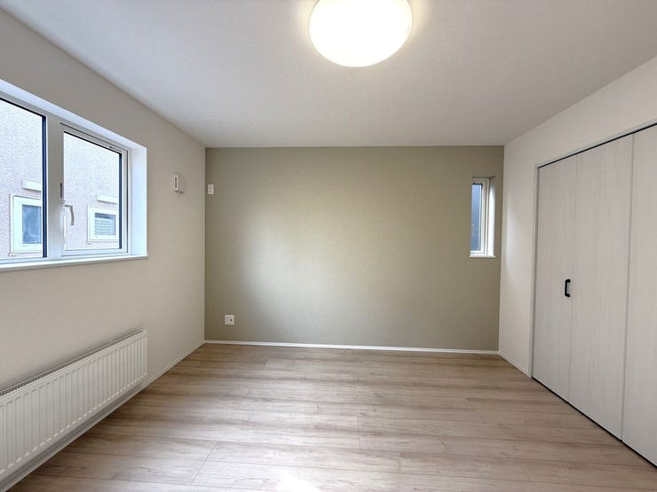 ■洋室(約8.0帖)■
落ち着いた色合いのアクセントクロスが印象的な洋室。約8帖のゆとりある広さで、寝室としてもくつろぎの空間としても心地よく使えます。穏やかな時間を過ごせる一室です。