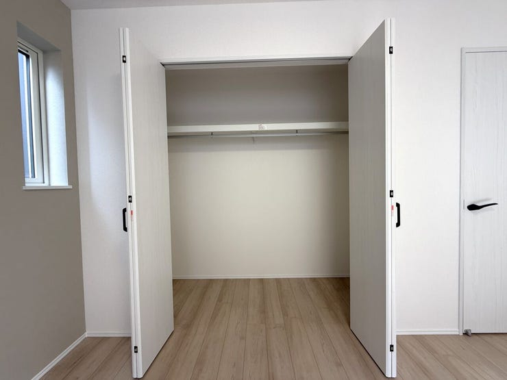 ■クローゼット■
衣類や小物をすっきり収納できるクローゼット。空間を有効活用でき、お部屋を広く見せてくれます。日々の整理整頓もしやすく、快適な暮らしを支えます。