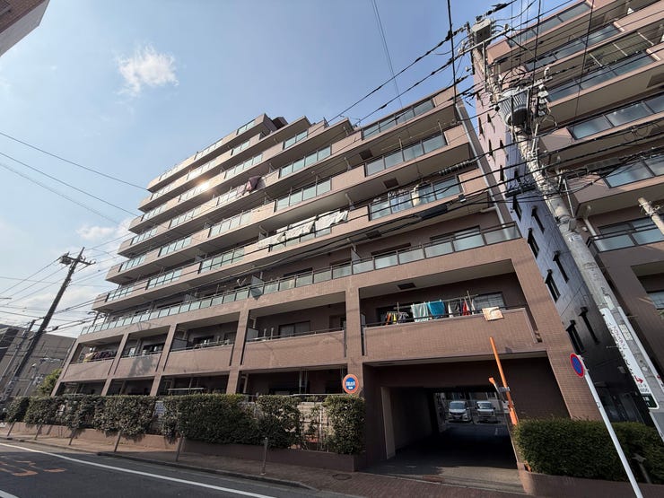 【外観】
重厚感ある外観と整った街並みに調和するマンション。南向き中心で陽当たり良好、共用部も管理が行き届き快適な暮らしを実現します。