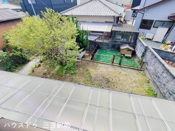 《眺望写真》
2階からの眺望。広いお庭が望めます♪