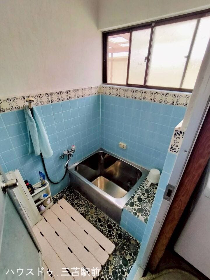 《浴室》
窓があり換気のしやすい浴室。