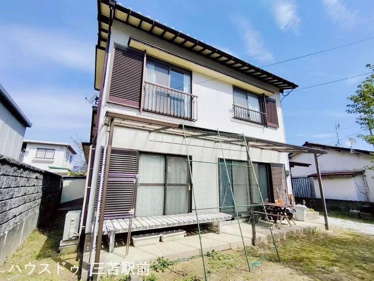 《外観》
外のテラスでは屋根があり、洗濯物を干したりアウトドアスペースとして使用できます!