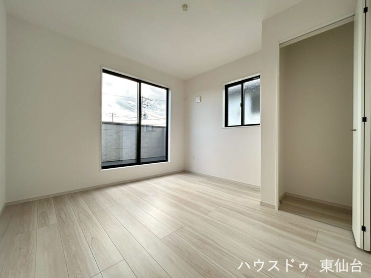 こちらのお部屋からもバルコニーに出ることができます♪