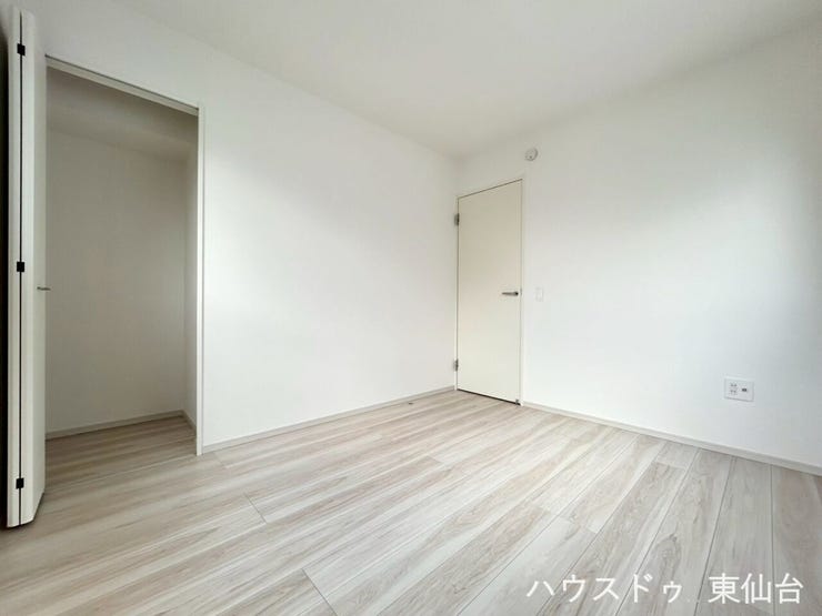 プライベートも保たれる、落ち着いた雰囲気の洋室です♪