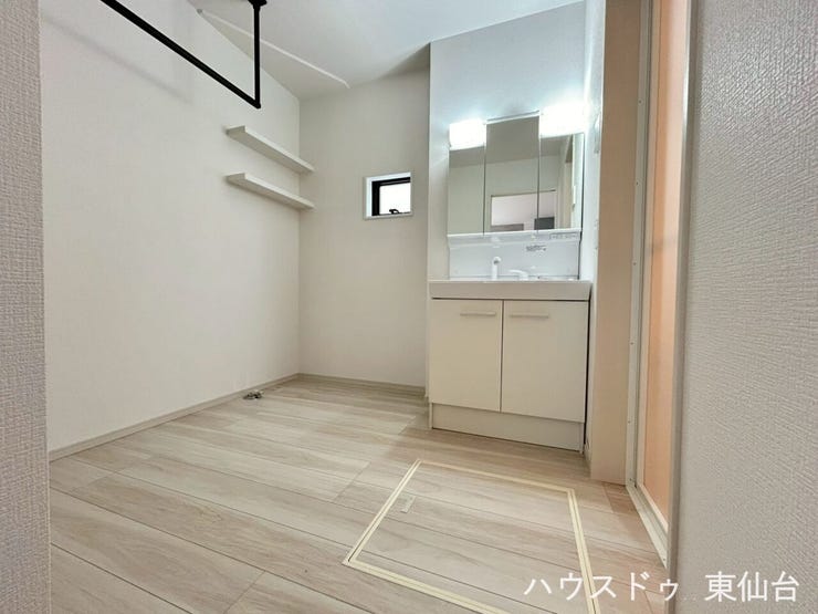 うれしい三面鏡♪小窓もついて断熱性も確保しながらじめじめしがちな水回りもきれいさっぱり快適に過ごせそうです♪