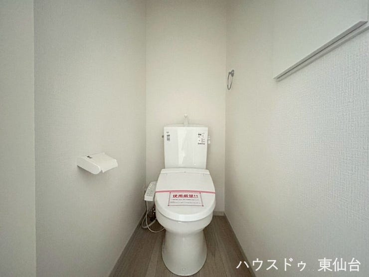 シンプルイズザベストトイレ♪もちろん温水洗浄便座付きです♪