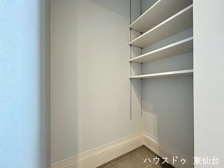 シューズインクロゼット付き♪棚付きで空間を有効に使えますね♪