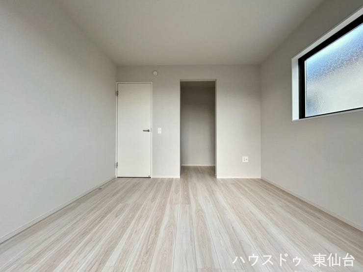 ウォークインクロゼットがあります、衣替えしらずになれそうです♪