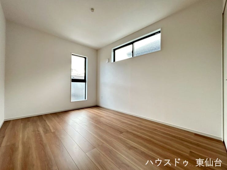窓もインテリアの一部のような、おしゃれなお部屋です♪