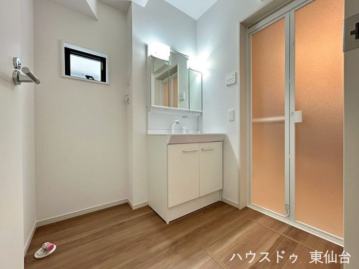 うれしい三面鏡♪小窓もついて断熱性も確保しながらじめじめしがちな水回りもきれいさっぱり快適に過ごせそうです♪