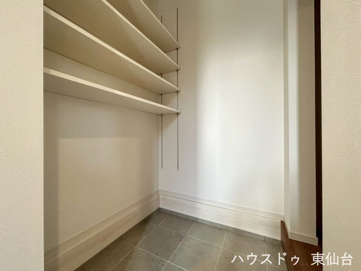 シューズインクロークです♪程よく隠れて、取り出しもしやすい気の利いた空間ですね♪