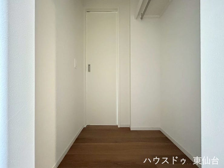 玄関からリビングに入ることもできるウォークスルークロークです♪毎日使うものや共有のものを置いたり、とっても便利な場所です♪