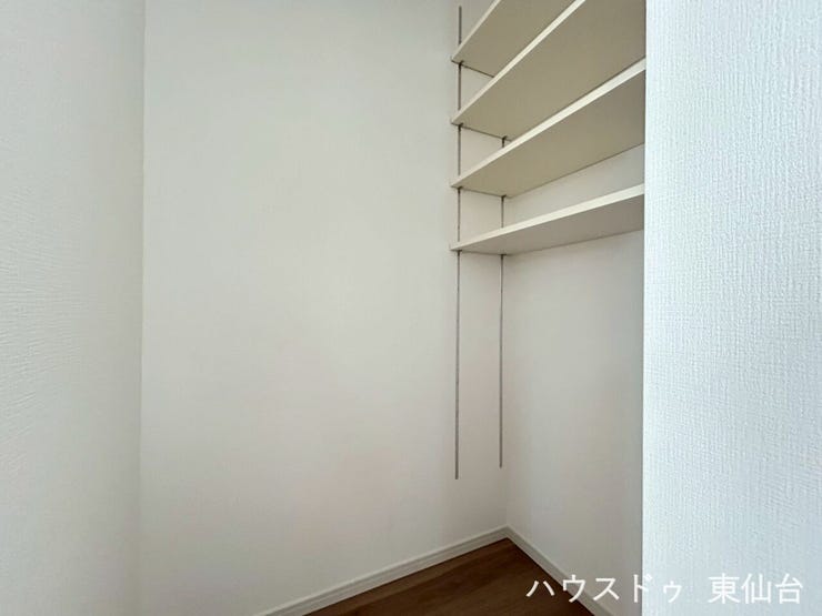 キッチン横パントリーです、棚付きで空間を有効に使えますね♪