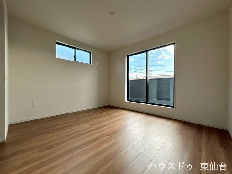 採光を確保しながらも余白がある、落ち着いた雰囲気の洋室です♪