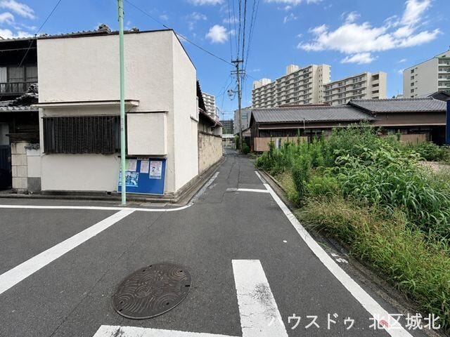 【西側前面道路】
幅員約2.7m前面道路。セットバック必要。緊急車両も入ってこれるようになるため災害時にも安心です。