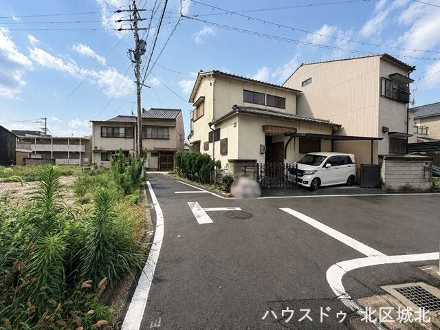 【西側前面道路】
幅員約2.7m前面道路。セットバックが必要になりますが、大型車の通行がないので、振動や騒音が抑えられます。閑静な住宅街なのでお子様も安心です。