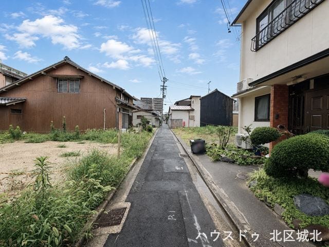 【南側前面道路】
幅員約1.9m前面道路。大型車の通行がないので、振動や騒音が抑えられます。閑静な住宅街なのでお子様も安心です。