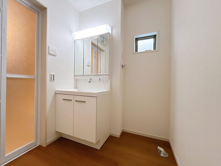 洗面所にも窓があり、明るい空間となっております。