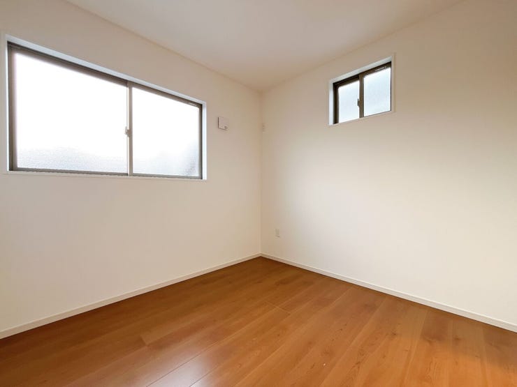 日当り良好の洋室!
明るい空間となっております。