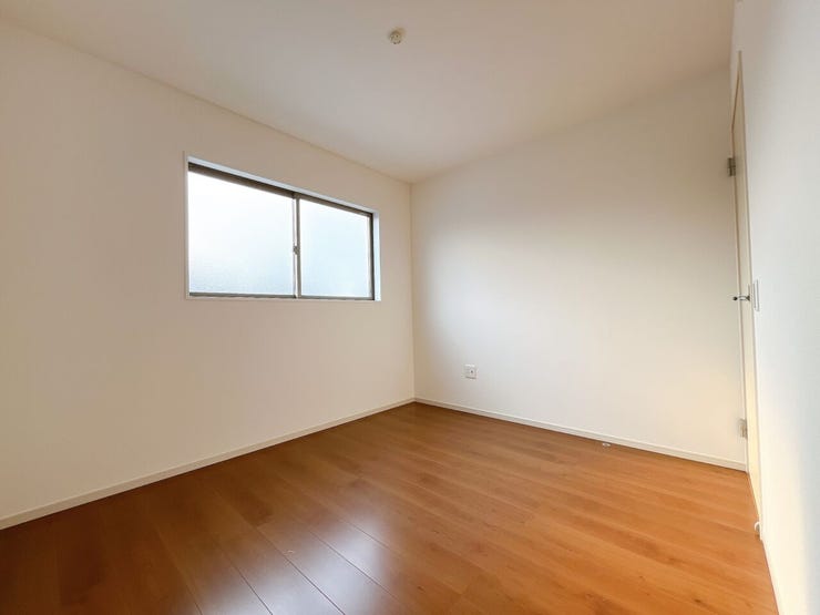 どんな家具にもフィットする床材カラーのお部屋です。