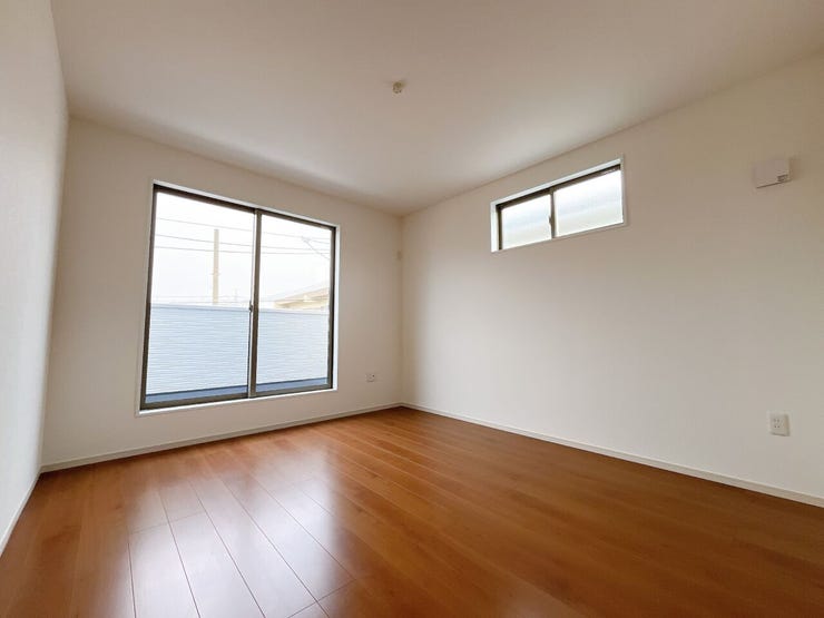 光をたっぷり取り込める窓があり明るい室内です◎