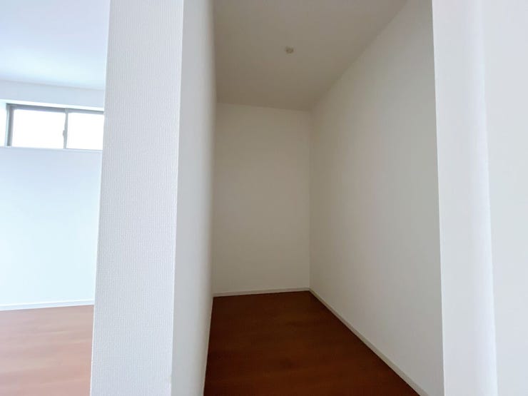 ウォークインクローゼットは高さのある荷物や洋服をたくさん収納できます。