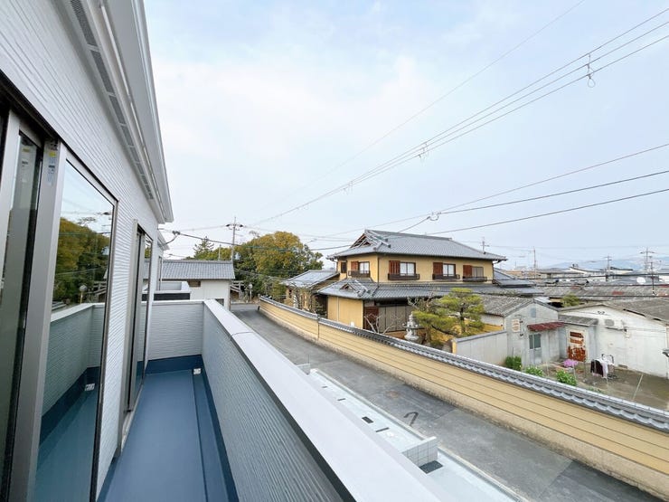 お天気の良い日はお布団も干すことができるワイドバルコニーです♪