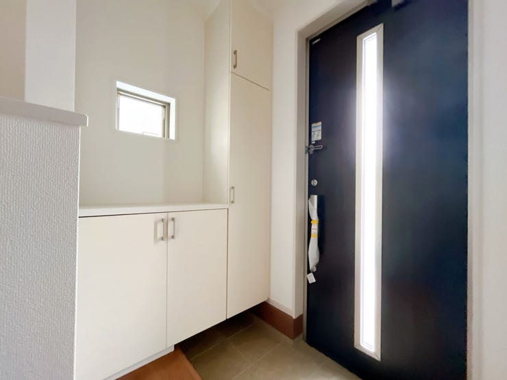 スリット窓付きドアで明るい玄関です