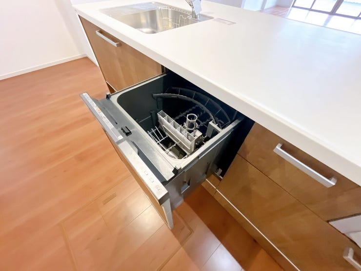 食洗機付きのシステムキッチン。
忙しい毎日に役立ちます◎