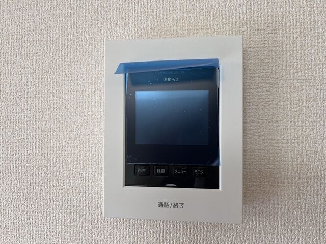 モニター付きインターホン:玄関まで行かなくても来客対応ができます。