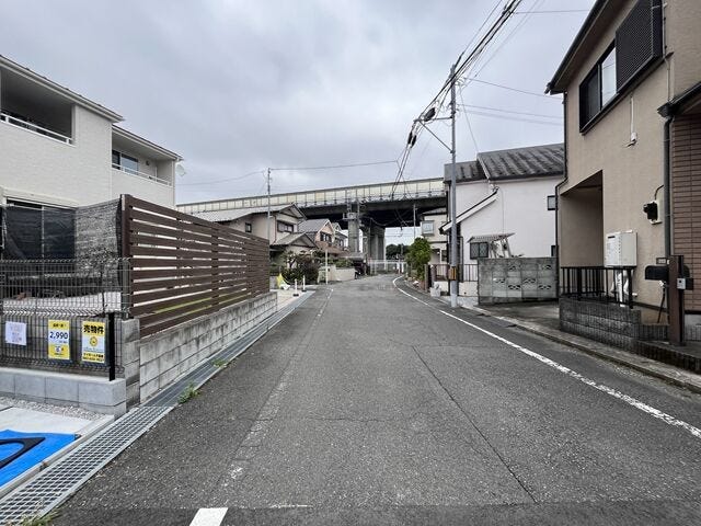 幅員約6mの前面道路です。車がすれ違うのに十分な道幅です。車が2台と通行人も通れる幅となっています。