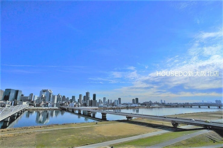 ■バルコニーからは淀川の河川敷を見ることができます!
■夏には淀川花火鑑賞のできるお部屋です♪