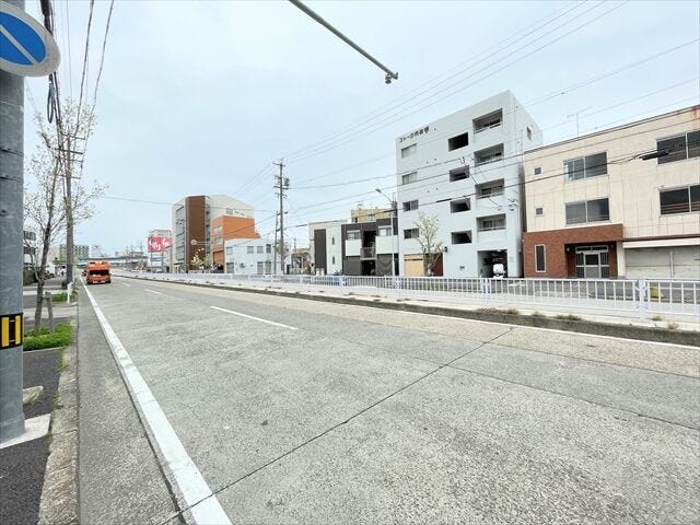 引越し業者のトラックも問題なく停めて置くことが出来る道幅です。