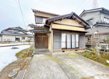 【外観】
【リフォーム中】
外壁塗装を行います。
車庫は解体し普通車並列2台駐車可能になります。