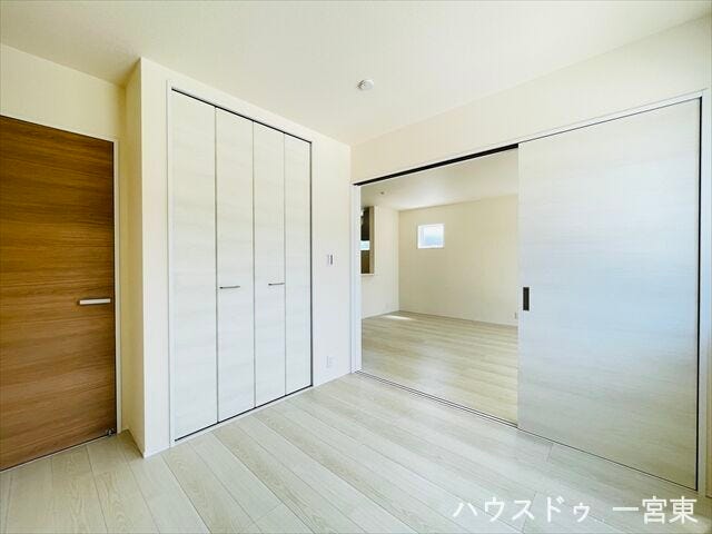 【1階4.7帖】扉を開けておけばリビングと繋がる空間になります。来客時やお子様の遊び場など、シーンに合わせて用途を変えられる便利な間取りです。